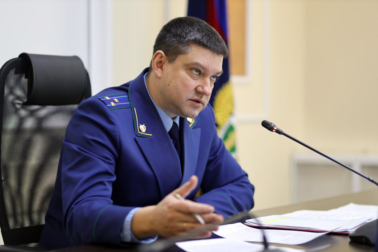 Прокуратура Забайкальского края направила в суд уголовные дела о хищении денежных средств в рамках исполнения работ при газификации Читы Заместитель прокурора Забайкальского края Алексей Радченко утвердил обвинительные заключения по уголовным делам в отношении организатора преступной группы из Москвы и жителя Новосибирска Они обвиняются по ч 4 ст 159 УК РФ мошенничество совершенное с использованием своего служебного положения организованной группой в особо крупном размере Основанием для возбуждения дел послужили материалы прокурорской проверки и оперативной разработки органов внутренних дел  По версии следствия с 2022 года в рамках национального проекта Экология в Чите реализуется проект газификации частных домовладений В целях исполнения мероприятий по переводу домов с угольного отопления на газовое в мае 2023 года региональное министерство жилищно коммунального хозяйства энергетики цифровизации и связи предоставило субсидию на обеспечение затрат в сумме 700 млн рублей и в феврале 2024 года на сумму более 830 млн рублей коммерческой организации которая для проведения строительно монтажных работ привлекла в качестве подрядчика другое юридическое лицо Зная об этом проживающий в Москве генеральный директор конкурирующей организации также занимающейся газификацией Читы решил похитить бюджетные средства для чего вовлек в преступную группу двух своих знакомых и руководителя подрядчика  С июня по август 2023 года члены организованной группы путем заключения фиктивных договоров на аренду транспортных средств разработку и установку программного обеспечения а также путем выдачи беспроцентных займов 5 физическим лицам похитили денежные средства в сумме 49 млн рублей  Кроме того житель Новосибирска используя аналогичную схему в период с августа 2023 года по апрель 2024 года похитил из бюджета 169 8 млн рублей В рамках расследования уголовного дела обвиняемый из Новосибирска задержан и арестован Житель Москвы в настоящее время отбывает наказание по приговору Центрального районного суда г Хабаровска в соответствии с которым он признан виновным в мошенничестве при реализации концессионных соглашений на строительство объектов образования в Забайкальском и Хабаровском краях а также газификации Читы  В целях возмещения причиненного бюджету ущерба наложен арест на имущество обвиняемых общей стоимостью около 14 млн рублей Уголовные дела направлены для рассмотрения по существу в Центральный районный суд г Читы   prokzabkray