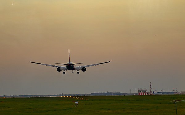 Авиакомпании лишатся льгот на 2 млрд рублей в год Минтранс планирует отменить понижающий коэффициент 0 01 от сбора за аэронавигационное обслуживание полетов внутри Дальневосточного округа рассказали несколько источников в авиакомпаниях Льгота была введена в марте 2020 года для поддержки перевозчиков в условиях пандемии коронавируса как временная мера но действует уже более пяти лет Об этом пишут Известия Аудит Счетной палаты показал что потери доходов предприятия от применения коэффициента за неполный 2025 год составили порядка 2 млрд и продолжают расти Отмена дальневосточной льготы на аэронавигационное обслуживание позволит увеличить доходы Госкорпорации по ОрВД считает источник в отрасли В период до 2030 года ожидается что предприятие дополнительно получит 11 8 млрд рублей aviaru net n289996