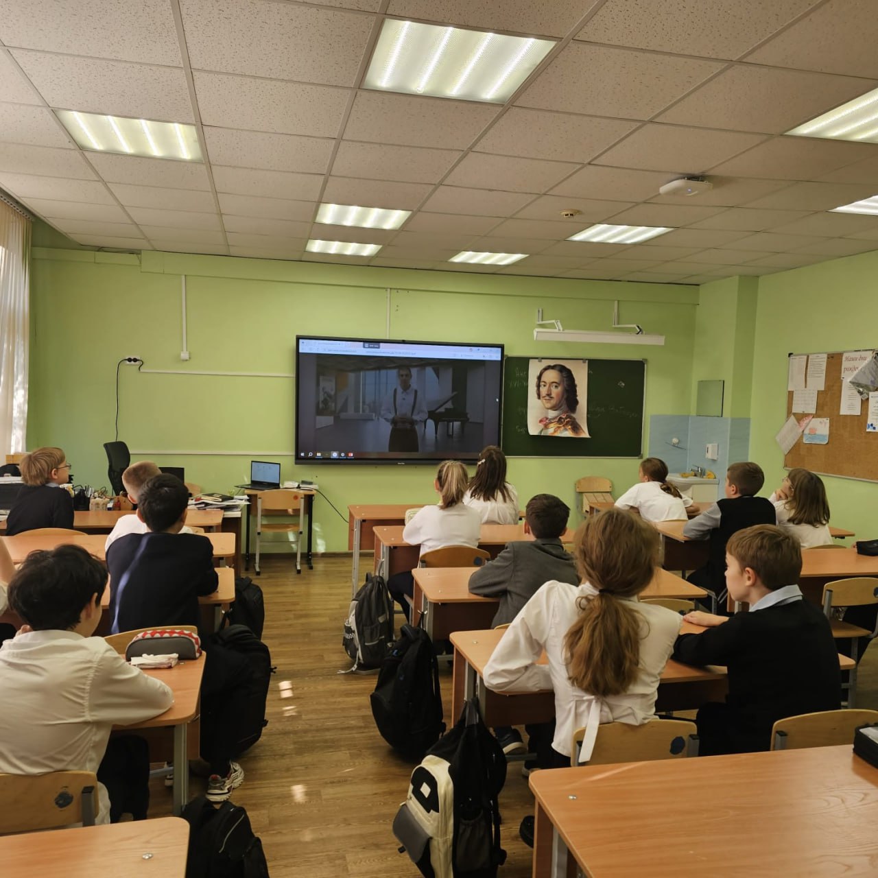 Говорим о важном В понедельник в рамках проекта Разговоры о важном школьники приняли участие в увлекательном занятии на тему Творчество которое объединяет Искусство как мост между поколениями именно об этом шла речь на занятии Творчество это то что делает нас людьми объединяет разные поколения и культуры Через живопись музыку и литературу мы учимся понимать друг друга независимо от того где живём и выросли Ребята активно обсуждали как искусство помогает выражать чувства и развивать способности Важность творчества в нашей жизни сложно переоценить Занятия любимым делом не только развивают креативность но и наполняют энергией улучшают настроение В современной России существует множество возможностей для развития талантов и вклада в культурное наследие страны ШколаНовокосино I ДОНМ I РоссияМояРодина