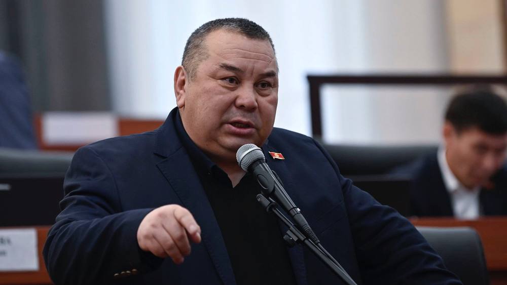 Депутат Балбак Тулобаев из фракции «Ынтымак» резко раскритиковал проект закона о государственном языке, назвав его саботажем. Он выразил возмущение тем, что в период роста доверия к власти Кабмин предлагает закон, который может вызвать в обществе напряжение. Особенно его возмутило требование не переводить учеников из класса в класс без знания кыргызского языка. По словам депутата, сам закон был изначально хорошим, но его исказили и политизировали. Он задался вопросом, как в будущем представители других наций — русские, немцы, узбеки, казахи — смогут участвовать в политике, если их ограничат из-за языка. Тулобаев напомнил, что Конституция признаёт все народы, проживающие в стране, частью кыргызстанского общества. Он потребовал немедленно отозвать законопроект и привлечь к ответственности тех, кто его подготовил. По его мнению, такие инициативы могут привести к серьезным конфликтам и даже дестабилизации в стране.