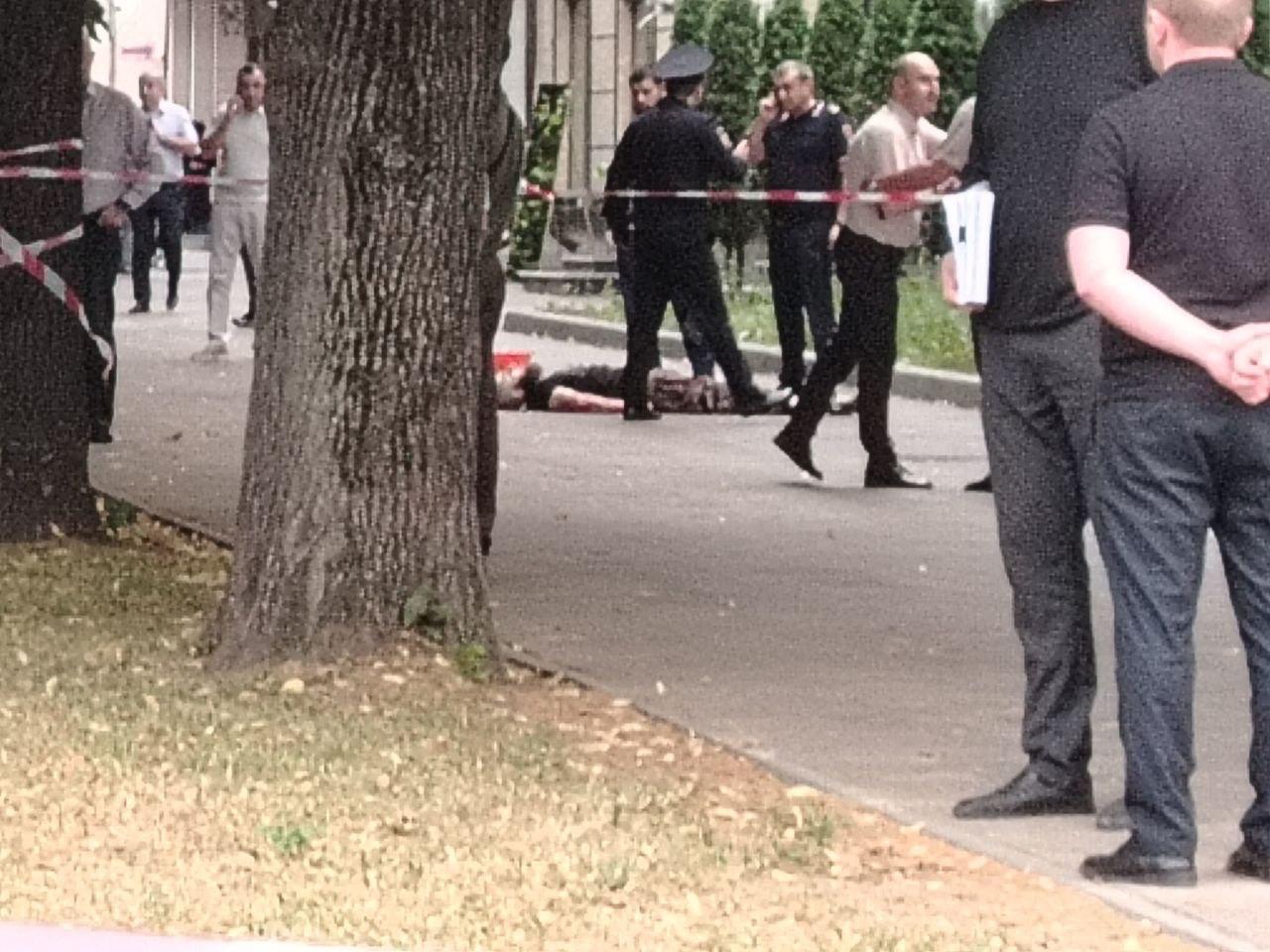 В Нальчике в Кабардино-Балкарии неизвестные напали на мужчину Предположительно, пострадавший — сотрудник ДПС. Об этом сообщает «SHOT». Он тяжело ранен и находится в реанимации, уточнил собеседник. Преступники сбежали. Официальной информации пока нет. UPD: Стрельба произошла вечером в пятницу в центре Нальчика, по предварительным данным, есть пострадавшие, сообщил РИА Новости источник в правоохранительных органах Кабардино-Балкарии. По его данным, стрельба произошла во время задержания подозреваемых.