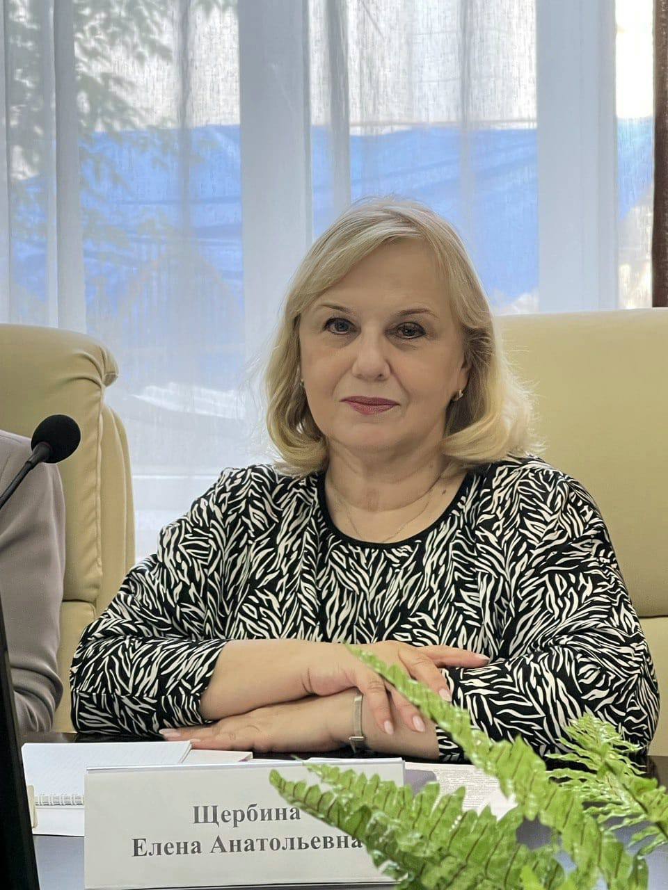 Эксперт НОМ руководитель регионального экспертного пула Общественного штаба член Общественной палаты КЧР Щербина Елена Анатольевна прокомментировала предстоящий Всероссийский конгресс наблюдателей который состоится 23 ноября 2025 года 23 ноября 2025 года в Москве состоится первый Всероссийский конгресс наблюдателей которые многократно участвовали в выборных процессах по мандату общественных палат регионов Это событие представляется важным и чрезвычайно значимым в рамках проходящих в России электоральных процессов и выборных кампаний Корпус наблюдателей который с 2018 сформировался как институт независимого наблюдения за выборами в России постоянно расширяется в него включаются люди разных возрастов и профессий разных политических взглядов и убеждений За время существования института независимого наблюдения сформировалась политическая культура наблюдателей появились новые форматы наблюдения Цель Конгресса развитие сообщества независимых наблюдателей формирование новых профессиональных компетенций и повышение эффективности системы наблюдения за выборами Планируется масштабное мероприятие в котором примут участие 700 наблюдателей из 89 регионов России Делегатами на Конгресс наблюдателей поедут самые активные опытные независимые наблюдатели заинтересованные в развитии данного политического института Организатором Конгресса выступает Движение Корпус За чистые выборы при поддержке Фонда президентских грантов В преддверии Конгресса Движение Корпус За чистые выборы 27 28 октября провел межрегиональные онлайн семинары для наблюдателей из регионов на которых эксперты члены Независимого общественного мониторинга представили концепцию Конгресса выслушали предложения региональных экспертов и наблюдателей по темам которые востребованы в наблюдательском сообществе На вебинарах обсуждались глобальные тренды на фоне которых пройдут выборные кампании 2026 года а также прошли практикумы на тему критического мышления и оценок информационных фейков Межрегиональные он лайн семинары выступили отборочными мероприятиями на предстоящий Конгресс наблюдателей участники по окончании вебинаров прошли профильное тестирование В течение двух дней на связь с площадкой в Москве вышли наблюдатели и эксперты из ДФО УрФО ПФО СЗФО СФО СКФО ЦФО и ЮФО Необходимость проведения Конгресса по мнению самих организаторов обусловлена несколькими основными причинами укреплением коммуникаций в наблюдательском сообществе которые уже сформировались как на личном так и групповом уровне и носят неформальный характер приближением избирательных кампаний 2026 года которые актуализируют необходимость прямого диалога между наблюдателями и формирования новых подходов к общественному наблюдению усиление тренда на наставничество в сфере общественного наблюдения в частности передачи опыта от наблюдателей старшего возраста к молодым наблюдателям число которых неуклонно растет Организаторы Конгресса отмечают что он станет качественно новым этапом в профессионализации наблюдателей которые смогут укрепить навыки работы с социальными сетями развить уровень личной экспертности На взгляд регионального экспертного сообщества проведение Конгресса актуализировано как геополитической ситуацией в стране которая требует консолидации и организации активных групп граждан так и необходимостью дальнейшего развития выборных институтов Общественной палатой КЧР за последние годы подготовлено большое количество наблюдателей Так при подготовке к выборам Президента РФ было обучено 880 общественных наблюдателей из которых 780 работали на УИКах Среди региональных наблюдателей много молодых людей и их участие как в вебинарах федерального уровня так и в крупных общероссийских мероприятиях Конгрессе наблюдателей будет способствовать росту их политической активности политического сознания интереса к внутренним политическим событиям в стране