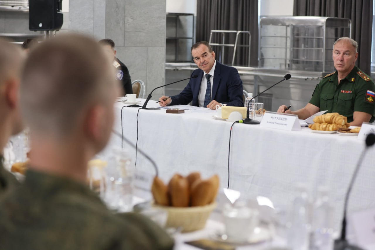 Вениамин Кондратьев встретился с призывниками Президентского полка Губернатор посетил сборный пункт военного комиссариата Краснодарского края и пообщался с новобранцами. – Стало традицией, что наши призывники ежегодно уходят в Президентский полк. Вы будете нести службу в самом элитном воинском подразделении страны, встречать Президента России, глав других государств. Это большая честь и ответственность. Каждый из вас прошел серьезный отбор и подготовку, потому что в этот полк попадают только лучшие из лучших – в весенний призыв отправятся 25 человек. Вы будете представлять Краснодарский край, и уверен, проявите свои лучшие качества, с честью справитесь со всеми поставленными задачами, а весь наш регион будет вами гордиться. Предстоящая служба станет школой жизни, а для многих – заделом для успешной карьеры, – сказал Вениамин Кондратьев.