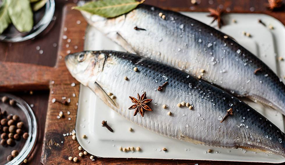 Названа самая популярная рыба у россиян Самой популярной рыбой у россиян является селедка на втором месте лососевые а замыкают пятерку треска скумбрия и минтай сообщил президент ВАРПЭ Герман Зверев в интервью РИА Новости Он отметил что потребление рыбы в России выше чем в большинстве стран но все еще ниже рекомендованных норм Минздрава Зверев подчеркнул что задача повышения потребления рыбы сложная так как необходимо не только информировать население о ее преимуществах но и переходить на более высокий уровень потребления Россия входит в первую двадцатку стран по потреблению рыбы по данным ФАО однако в некоторых странах этот показатель выше из за географических факторов Президент Путин ранее поручал увеличить потребление рыбы и морепродуктов отметив связь между высоким уровнем потребления и продолжительностью жизни В среднем россияне едят 24 килограмма рыбы в год тогда как Минздрав рекомендует 28 килограммов fishto biz новости