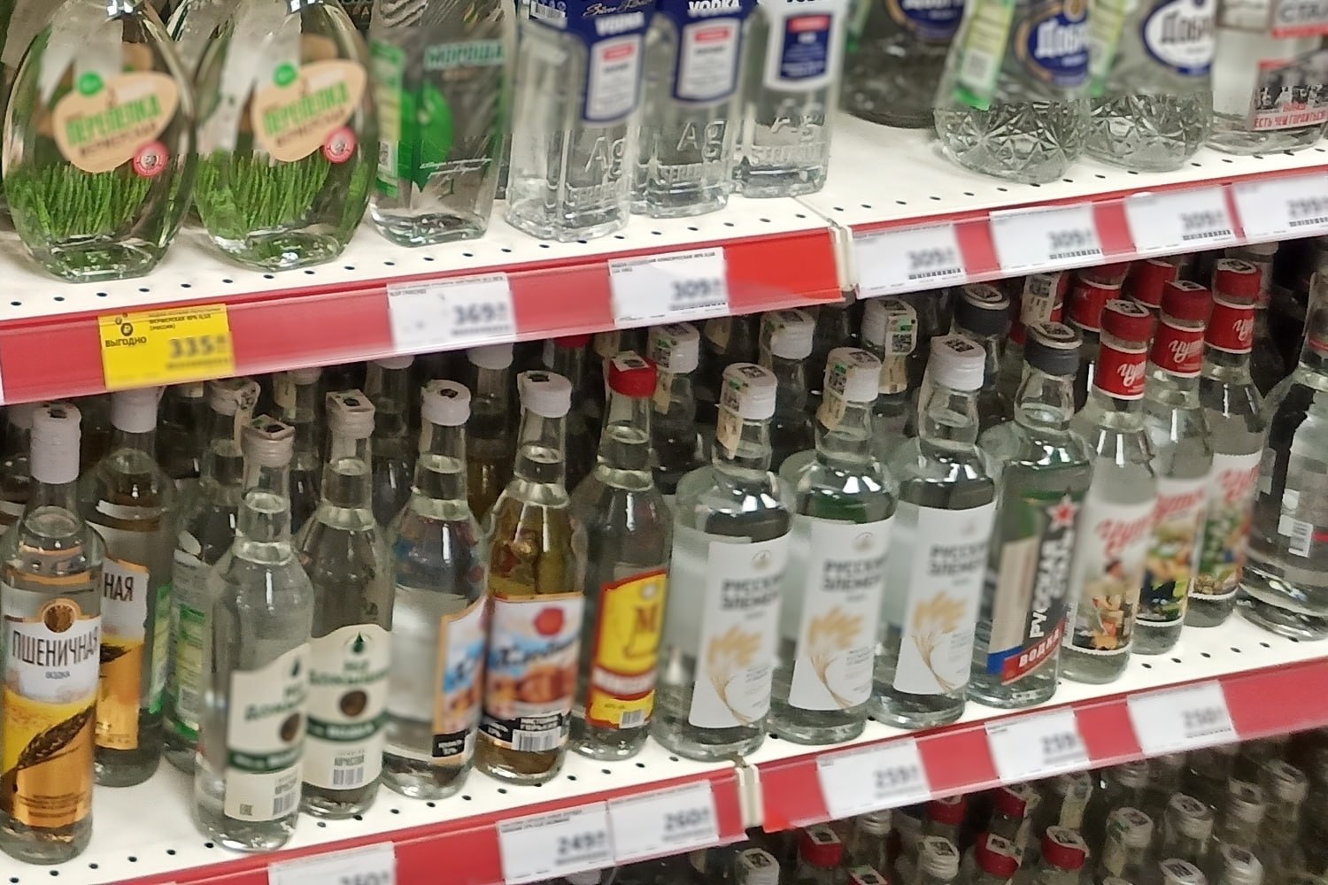 С сегодняшнего дня водка стала роскошью для россиян минимальная цена за 0 5 литров взлетела до 409 рублей Подорожала и минимальная розничная цена других спиртных напитков бренди и коньяк теперь стоят 605 и 755 рублей соответственно Вырастет и минимальная отпускная цена на водку у производителей до 337 рублей Кроме того акцизы на спиртное выросли на 8 9 31