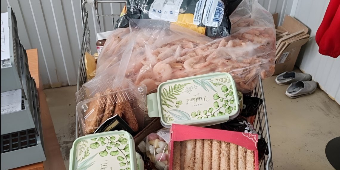 Новосибирец выкатил из магазина полную тележку пока кассир не видел Житель Новосибирской области приехавший в гости в Ордынский район совершил серию дерзких краж продуктов и алкоголя Теперь за свои покупки ему предстоит расплачиваться уже в зале суда Как установило следствие сибиряк посетил один из местных магазинов и наполнил тележку продуктами и бытовой химией на сумму более 20 тысяч рублей Улучив момент когда кассир отвернулся он выкатил гружёную тележку мимо кассы на улицу не заплатив ни рубля сообщает пресс служба областной прокуратуры Вскоре новосибирец решил повторить успех в другом магазине посёлка На этот раз изобретательный гость попытался скрыть продукты и алкоголь в одежде и пакете но был остановлен бдительными сотрудниками не успев покинуть торговый зал Мужчине пришлось полностью возместить ущерб Теперь ему вменяют кражу и покушение на кражу Сибиряку грозит наказание вплоть до двух лет лишения свободы НДН Инфо Подписаться на канал