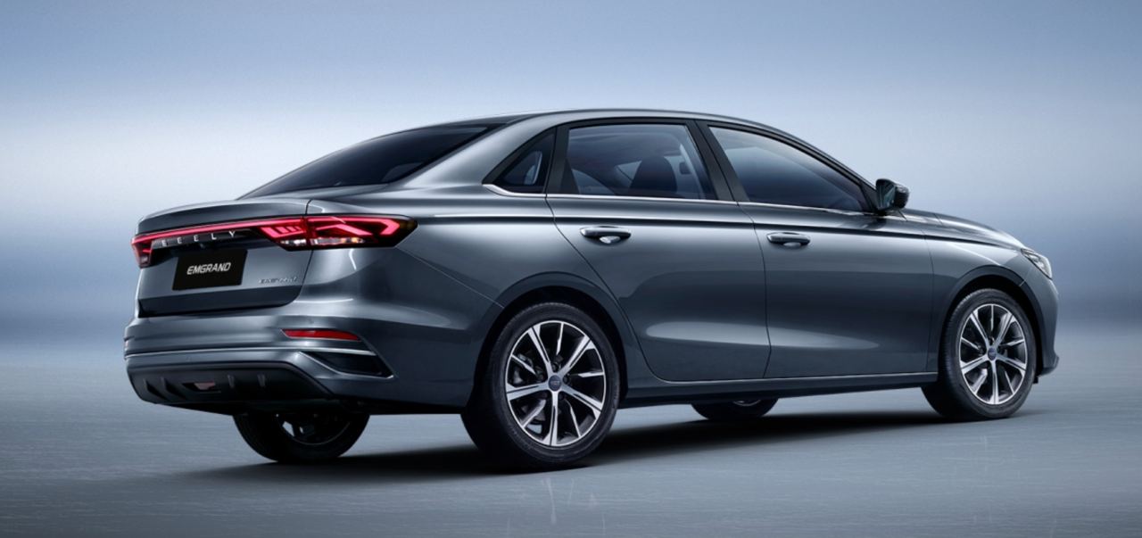 Китайские Geely Emgrand на фото и Monjaro могут начать собирать на заводе в Нижегородской области Об этом стало известно Коммерсанту Сборка вероятно пойдет на мощностях АО Производство легковых автомобилей владеющим брендом Volga и имеющим доступ к конвейеру на котором до 2022 года в Нижегородской области собирались Фольксвагены Возможная аргументация китайских производителей грядущее повышение утильсбора для импортных автомобилей Впрочем сами Geely пока информацию не подтвердили PS Кстати в Белоруссии четвертое поколение Emgrand уже собирают Нам он известен под белорусско китайским брендом BelGee S50
