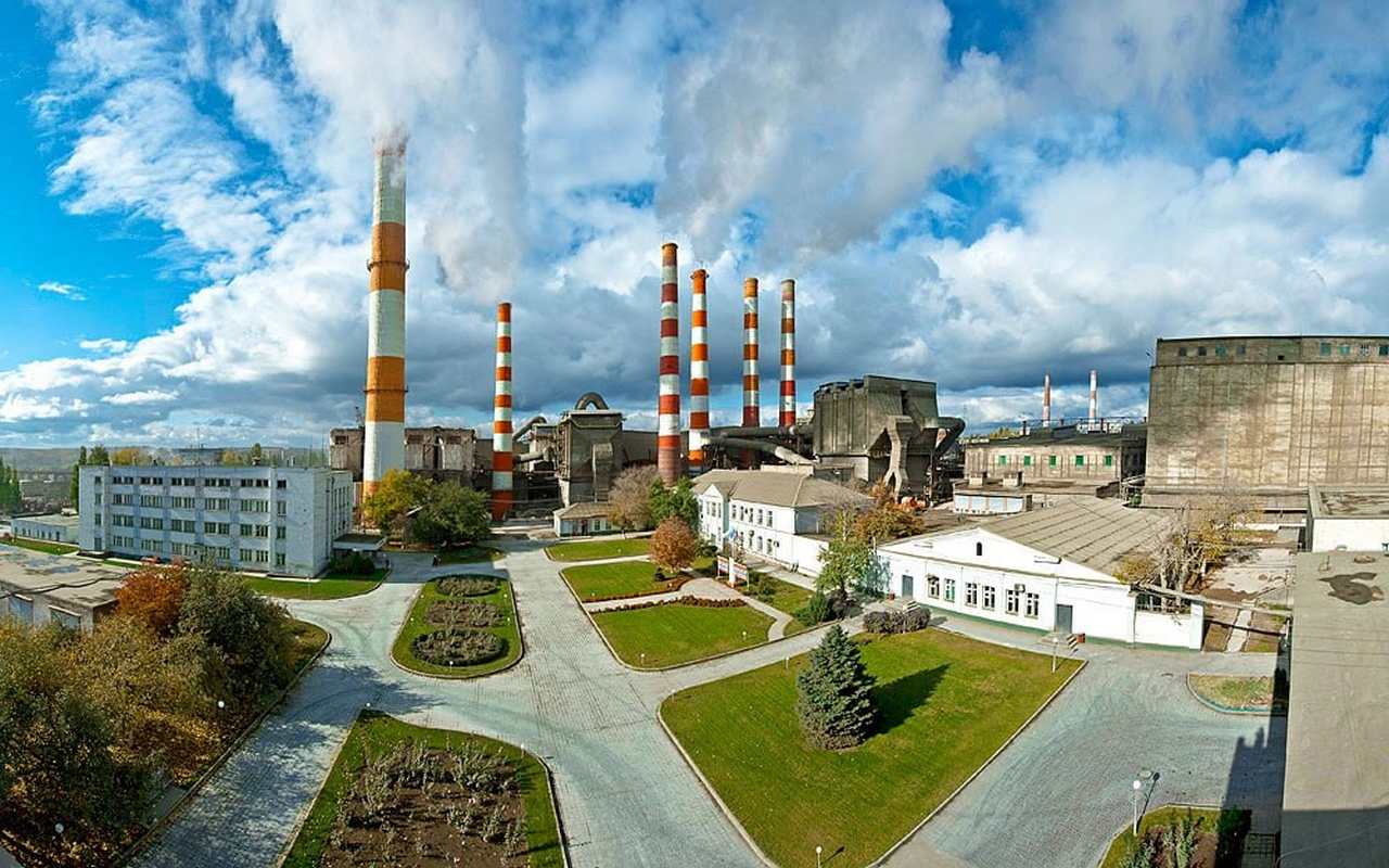 «Цемрос» приостанавливает работу Белгородского цементного завода из-за падения спроса и роста импорта АО «Цемрос» крупнейший российский производить цемента объявило о временной остановке производства цемента на Белгородском цементном заводе. Причинами стали ухудшение рыночной конъюнктуры, снижение рентабельности и рост доли импортного цемента на российском рынке. При этом, штат и уровень заработной платы сохраняются, часть персонала будет временно переведена на другие предприятия холдинга. Работу предприятия планируется возобновить в течение нескольких месяцев. Период вынужденной остановки будет использован для анализа новых рыночных условий, оптимизации операционных затрат и рассмотрения сценариев диверсификации бизнеса. По данным компании, в первом полугодии 2025 года потребление цемента в России сократилось на 8,6%, во втором квартале — на 10,5%. В Центральном федеральном округе падение в июне составило 11,8%, в Белгородской области — 8,4% за второй квартал. По прогнозу «Цемроса», к концу 2025 года снижение достигнет 13–15%. Отмечается, что высокая ключевая ставка, прекращение программ льготной ипотеки и замедление строительных проектов привели к сокращению закупок цемента девелоперами. При этом, за первое полугодие 2025 года импорт цемента в Россию вырос по сравнению с аналогичным периодом 2024 года. Основные поставки идут из Беларуси, на 25% увеличился импорт из Ирана. Ожидается, что по итогам года общий объем импортного цемента достигнет 4 млн тонн, что эквивалентно замещению 2–3 российских заводов. Основные объемы поступают из стран, где цементные предприятия получают государственную поддержку и работают в более мягкой регуляторной среде. Импортная продукция демпингует рынок, снижая цены до уровня ниже себестоимости отечественного производства, что усиливает давление на российских производителей. В таких условиях производство цемента на белгородской площадке становится экономически нецелесообразным.