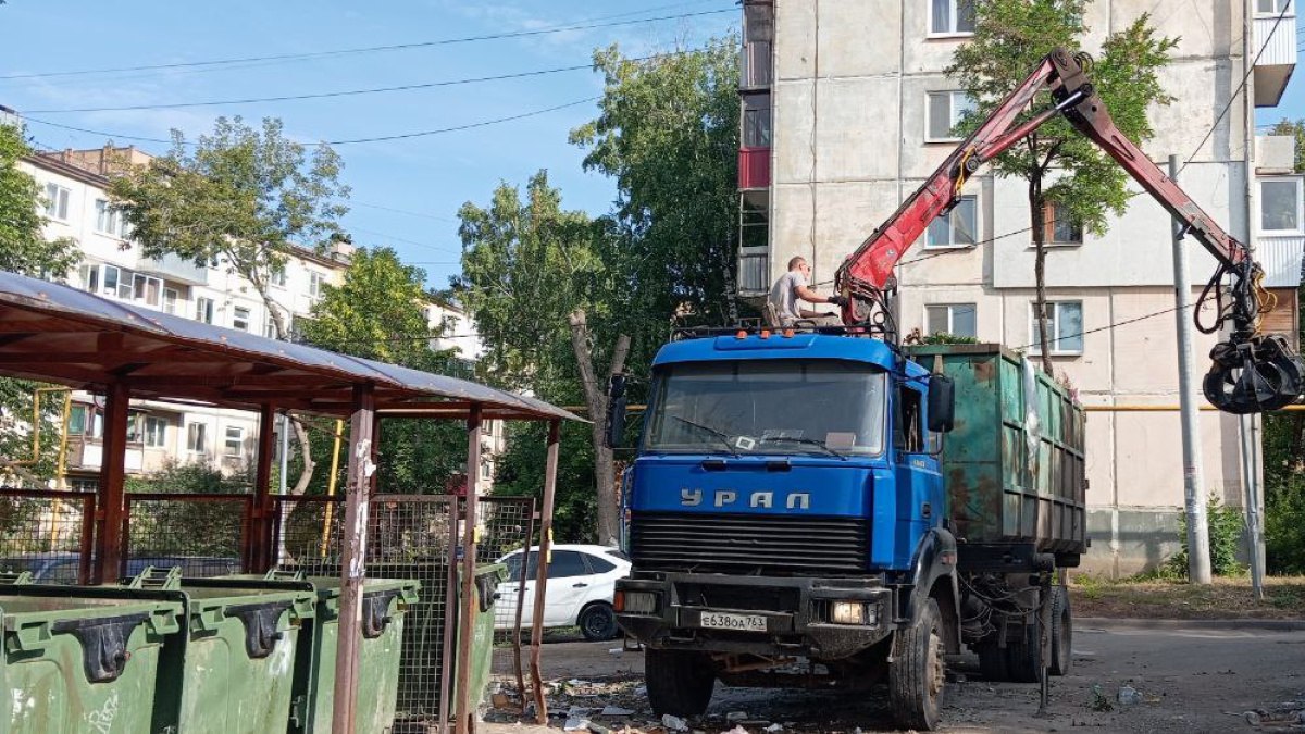 Тольяттинцы заставили соседей генералить вонючую квартиру  В Тольятти жильцы одного из домов Автозаводского района подали в суд на соседей, которые не занимались уборкой у себя в квартире.   Районный суд принял решение в пользу страдающих от вони жильцов подъезда и обязал собственников привести квартиру в соответствие санитарным нормам. К делу пришлось подключать приставов, чтобы заставить нерадивых граждан прибраться в доме, иначе они не хотели исполнять решение. Помогло только постановление о временном ограничении в праве выезда из страны. Граждане, видимо хотели поехать за границу, потому что после меры воздействия, привели свою квартиру в божеский вид.   : ГТРК Самара