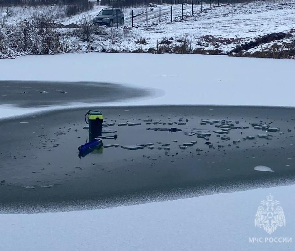 Сегодня днем в пригороде Котельнича пожилой мужчина утонул в водоеме  Тонкий лед проломился, и рыбак оказался в воде.  Очевидцы вызвали спасателей. Сотрудники МЧС России с помощью лодки добрались до полыньи и вытащили мужчину на берег. Медики констатировали его смерть.