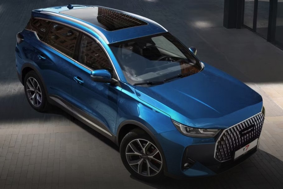 Tenet обошел Geely и ворвался в тройку лидеров авторынка РФ На прошлой неделе с 17 по 23 ноября российский рынок новых авто ознаменовался новым событием бренд Tenet впервые вошел в тройку лидеров по продажам новых автомобилей По данным агентства Автостат за этот период было реализовано 2355 машин марки Первое место в рейтинге по прежнему удерживает Lada с результатом в 6246 проданных машин На второй строчке оказался китайский Haval 3891 единиц Tenet с 2355 автомобилями занял почетное третье место опередив Geely с 2085 проданными машинами Белорусский Belgee стал пятым в списке с результатом 1814 автомобилей В десятку лидеров также вошли Changan 1254 автомобиля Toyota 990 автомобилей Solaris 888 автомобилей Chery 689 автомобилей и Jetour 553 автомобиля Фото Пресс служба Tenet Подробности в материале Российской газеты