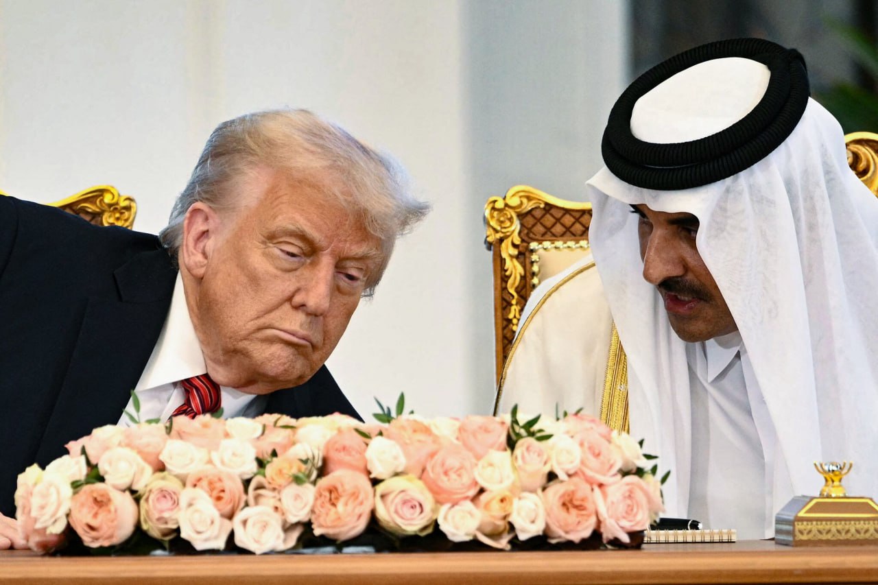 Трамп примет катарского эмира в Белом доме на ужин в рамках усилий по заключению перемирия в секторе Газа Белый дом объявил, что президент США Дональд Трамп примет премьер-министра Катара Мухаммеда бин Абдель Рахмана Аль Тани на ужин в среду. Встреча состоится в тот момент, когда США и Катар пытаются выступить посредниками в переговорах о прекращении огня между Израилем и ХАМАС. Хотя в последние недели Трамп неоднократно выражал оптимизм относительно шансов на скорое заключение сделки об освобождении заложников, в последние дни переговоры зашли в тупик из-за требований ХАМАСа о выводе израильских войск из сектора Газа в течение обсуждаемого 60-дневного перемирия.