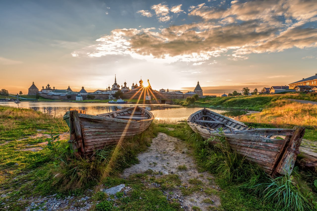 В Архангельской области стартовал международный фотоконкурс архитектурной и объектной фотографии Северный лакомник путешествие в архитектурный мир Русского Севера Это шанс для молодых фотографов из России и Китая показать свой взгляд на архитектуру Русского Севера и заявить о себе Участникам предлагают отправиться на фотоохоту за уникальными кадрами деревянного зодчества старинных храмов и традиционных жилых домов Снимать можно в Архангельской Вологодской Мурманской областях а также в Карелии и Ненецком автономном округе Важное условие на переднем плане не должно быть людей или животных всё внимание на архитектуру Поучаствовать могут все желающие от 18 до 35 лет Заявки принимают до 15 января 2026 года на сайте Там нужно заполнить анкету и загрузить свои лучшие работы Лучшие 10 снимков от каждого региона покажут на выставке в Китае а победитель поедет туда лично представлять свои фотографии Это хорошая возможность не только отточить свои навыки но и по новому взглянуть на привычные пейзажи и поделиться своим видением с международной аудиторией