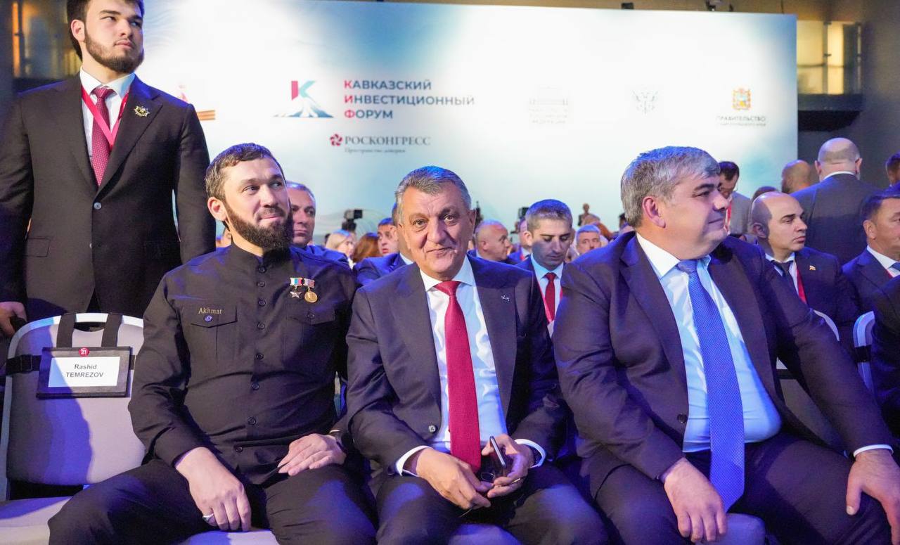 Сергей Меняйло принял участие в пленарном заседании Кавказского инвестиционного форума Главным спикером заседания стал заместитель Председателя Правительства России Александр Новак. Вице-премьер рассказал о роли регионов Северного Кавказа в экономическом развитии России. Он обозначил основные преимущества региона, которые делают его особенно привлекательным для инвесторов. – Северный Кавказ – это геостратегический регион с огромным потенциалом развития. Мы знаем и понимаем его основные преимущества: это природные богатства, прекрасный климат, уникальное географическое положение с возможностью развития транспортно-логистических центров и различных транспортных коридоров. Это, конечно же, человеческий капитал. Северный Кавказ – это единственный регион, где высокими темпами прирастает численность населения, – отметил Александр Новак. Подробнее читайте на нашем сайте. #alaniagov #севернаяосетия #алания #главарсоа #КИФ2025
