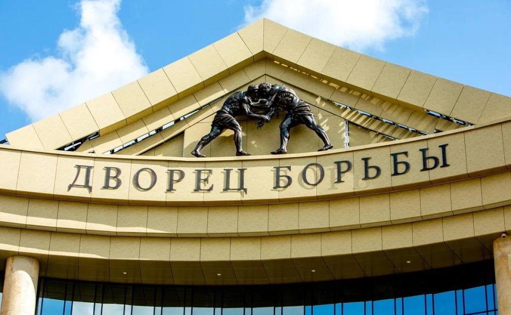 На охрану Дворца борьбы в Уфе за год выделят до 15 млн ГАУ ЦСП РБ Дворец борьбы ищет подрядчика на оказание услуг по охране объектов и имущества на 2026 год Начальная максимальная цена контракта составляет 15 3 млн руб Заявки на участие в конкурсе принимаются до 18 ноября итоги процедуры подведут 19 ноября Источником финансирования выступит региональный бюджет Исполнитель должен будет оказать услуги с 1 января по 31 декабря 2026 года Объектами охраны выступят само здание Дворца борьбы парковый павильон и прилегающая территория между улицами Мусы Гареева Архитектора Рехмукова Рудольфа Нуреева с вертолетной площадкой Всего должно быть организовано семь постов охраны в том числе на двух КПП основном входе для зрителей служебном входе входе с улицы Мусы Гареева и в помещении видеоконтроля РБК Уфа в Telegram РБК Уфа в MAX