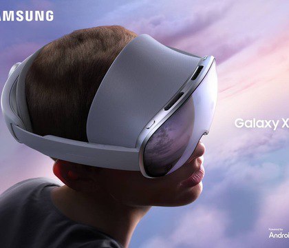Samsung выпустила гарнитуру смешанной реальности Galaxy XR дешевле и легче чем Apple Vision Pro Samsung официально представила гарнитуру смешанной реальности Galaxy XR новинка дебютирует в США уже сегодня по рекомендованной цене 1800 долларов Компания также предлагает 12 месяцев подписки на Google AI Pro YouTube Premium Google Play Pass и специализированный контент для XR при покупке Galaxy XR до конца 2025 года