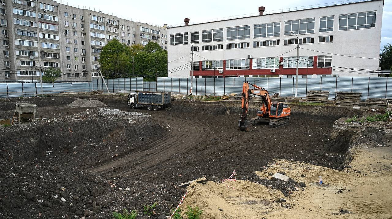 В Краснодаре начали строительство корпуса школы 93 В краевой столице начали возводить новый корпус школы 93 по ул 1 го Мая 93 Мэр Евгений Наумов осмотрел строительную площадку учебного блока В трехэтажном здании общей площадью более семи тысяч квадратов разместят медицинский блок столовую на 150 мест спортивный зал и библиотеку Завершить работы планируется в мае 2027 года kub news ru
