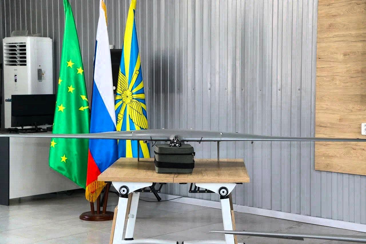 Тем временем курсантов Военного учебного центра Майкопского государственного технологического университета в новом учебном году обучат управлению БПЛА Supercam S350 нового поколения.   Вуз в Адыгее стал первым учебным заведением, куда передали новейший российский беспилотный летательный комплекс