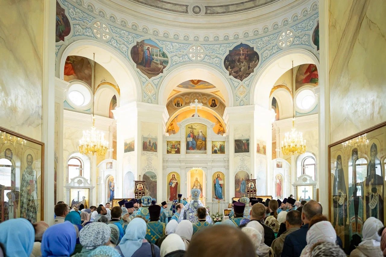 В стенах Воскресенского храма началось совершение Божественной литургии Торжественное богослужение собрало множество прихожан. По завершении службы состоится вынесение иконы к вратам Знаменского кафедрального собора. Святыню торжественно примут у монастыря в Коренной пустыни в местечке Свобода Золотухинского района. Участие в литургии приняли и. о. главы города Сергей Котляров, врио министра внутренней и молодёжной политики региона Владимир Гребенкин и другие. Фото: Рина Горлова.