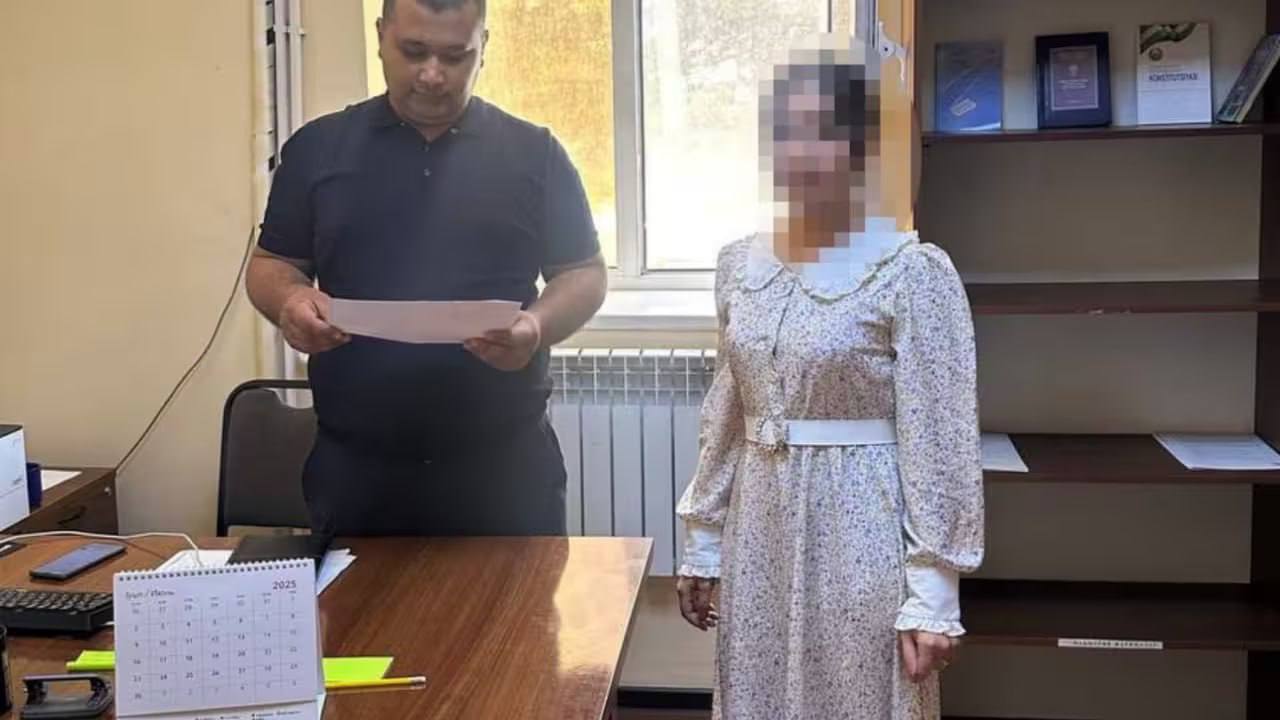 Бросила детей и алименты: в Фергане мать посадили на 7 суток В Ферганской области женщина сначала оставила своих детей бывшему мужу, а потом отказалась платить даже алименты. Сумма долга — 22 миллиона сумов. Теперь за уклонение от обязанностей ей назначили 7 суток административного ареста. .uz