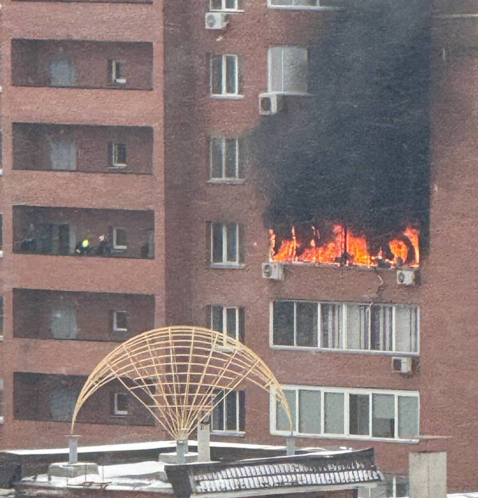 И снова пожар: пламя вырывается из квартиры в доме на Алексеева. В МЧС говорят, что загорелись домашние вещи. Из многоэтажки спасли двоих взрослых и ребенка. На месте работают 16 человек и 4 единицы техники   Это Борус.Люди