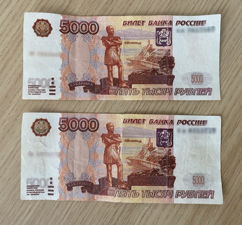 В Волжском раскрыли сбыт фальшивых купюр с участием ребёнка В одном из банков Волжского после инкассации нашли две купюры по 5 тысяч рублей Экспертиза подтвердила что деньги поддельные По факту возбудили уголовное дело по ч 1 ст 186 УК РФ Расследование началось после обращения банка Оперативники экономической безопасности выявили схему сбыта фальшивок Фигурантом стал 21 летний житель Волжского В преступление он вовлёк своего 12 летнего брата Инцидент произошёл 18 августа 2025 года Во время телефонного разговора старший брат сообщил что в сумке лежат поддельные деньги Он объяснил ребёнку как ими распорядиться Несовершеннолетний расплатился одной купюрой в магазине Вторую обменял введя работников в заблуждение Уголовное дело передано по подследственности в СУ СК России по Волгоградской области Расследование продолжается          Подписаться