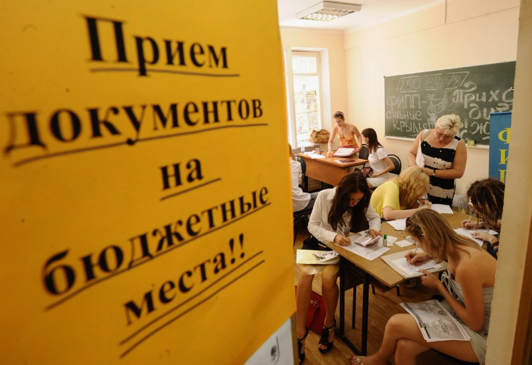 Хочешь - научим, не хочешь - подтянем Во время пресс-конференции, посвященной итогам приёмной кампании в 2025 году, ректоры ведущих университетов страны обсудили вовлечение поступивших льготников в полноценный учебный процесс. Ректор Бауманки Михаил Гордин отметил, что у детей бойцов СВО «средний балл чуть ниже, но в целом люди конкурируют», поэтому необходимости в создании «специальных условий» нет. Ректор МГИМО Анатолий Торкунов заявил, что всё же они «требуют особого внимания». А глава СПбПУ Андрей Рудской назвал таких абитуриентов «почётно-проблемным контингентом», но заверил, что в вузе «поднимают тех, кто не отстал, доучивают», так как «это наш долг». Своего рода итог дискуссии подвела зампред комитета Госдумы по науке и образованию Екатерина Харченко, которая заявила, что вузы должны проводить дополнительную работу по подготовке таких студентов. "Моё мнение: если уровень подготовки такого абитуриента не соответствует требованиям вуза, то уровень квалификации профессорско-преподавательского состава позволит подтянуть таких абитуриентов до необходимой планки".