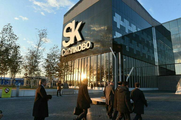 Власти лишат резидентов Сколково льготной ипотеки Сотрудники компаний резидентов Сколково смогут пользоваться льготной ипотекой под 6 для IT компаний только до ноября 2027 года Об этом пишет КоммерсантЪ со ссылкой на участников IT рынка В конце 2025 года федеральные власти приняли налоговые изменения по которым бизнес не может одновременно применять разные льготы для развития То есть IT компании не могут рассчитывать и на льготы по статусу резидента Сколково или других инновационных центров и на льготы аккредитованных компаний от Минцифры РФ Сотрудников с льготной IT ипотекой переведут на коммерческие ставки в 2027 году В Сколково более 5 тыс резидентов 2 тыс из которых специализируются на IT В компаниях работает свыше 118 тыс человек Подписаться Прислать новость Помочь бустами