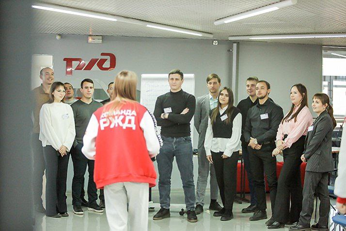 Игры учат безопасности В Центре оценки мониторинга персонала и молодёжной политики ЗабЖД состоялось тренинговое мероприятие Молодой профессионал В нём участвовали 63 сотрудника Читинского региона магистрали После знакомства железнодорожников объединили в четыре команды Для работников организовали тематические игры и тренинги Через призму игр и теоретических материалов мы стараемся донести до ребят чтобы они относились ко всем неисправностям ситуациям которые чреваты негативными последствиями очень серьёзно осознавали личную ответственность отметил специалист по управлению персоналом сектора реализации молодёжной политики ДЦОМП Дмитрий Чернигов Модераторами выступили представители Совета молодёжи ЗабЖД Далее стартовала деловая игра в которой команды изготавливали действующий кран манипулятор из картона и других подручных средств  В первую очередь выполнение задания оценивали с точки зрения безопасности учитывались ошибки которые в процессе строительства допустили участники