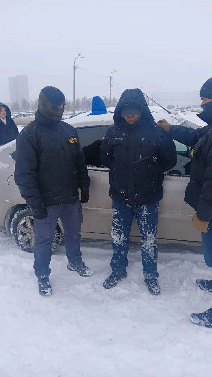 Представителя таджикской диаспоры задержали за взятку сотруднику МВД Через посредника он хотел передать деньги в миграционный отдел чтобы незаконно получить разрешение на въезд для своей жены гражданки Таджикистана Мужчину задержали сотрудники ФСБ Было возбуждено уголовное дело   Подпишись на MAX чтобы быть на связи