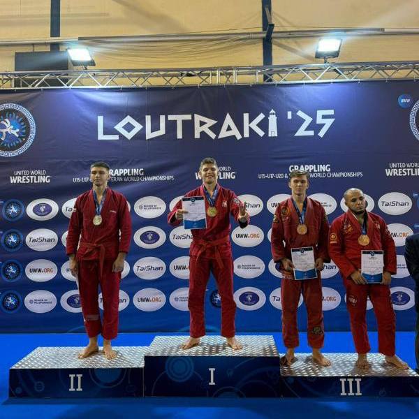 Сургутский грэпплер завоевал золото на Первенстве мира в Греции Соревнования проходили в греческом городе Лутраки Рустам Гаджимурадов взял реванш у Эминова Умара которому ранее уступал на национальном первенстве На пути к золотой медали Рустам также одолел соперников из Испании и Украины Еще один сургутянин Арсений Ермаков стал бронзовым призером в дисциплине грэпплинг ги в весовой категории до 92 килограмм прислать новость Мы в МАХ surgut megapolis