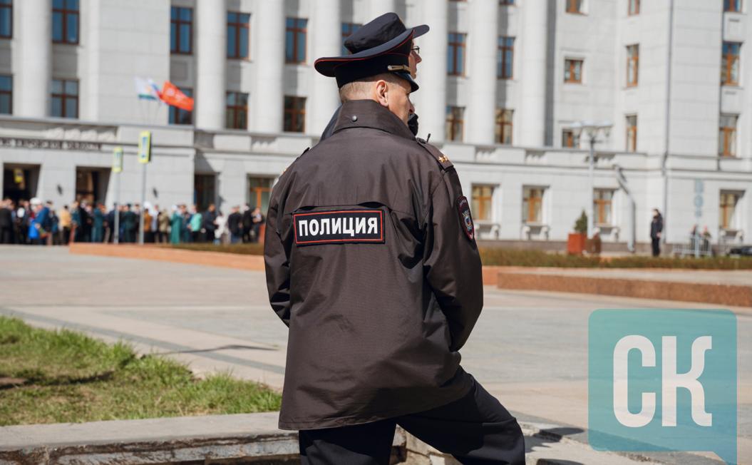 Воткинский районный суд приговорил двух жителей Кировской области, 30 и 21 года, к 4 годам лишения свободы в исправительной колонии общего режима за мошенничество чч. 2, 3 ст. 159 УК РФ . В декабре 2023 года они вместе с неустановленными лицами похищали деньги у жителей Воткинска. Обвиняемые звонили людям и сообщали ложную информацию о том, что их родственники стали виновниками ДТП, задержаны полицией и должны возместить вред пострадавшим. Заблуждаясь, граждане передавали деньги обвиняемым, которые затем вносили их на счета преступной группы, оставляя себе часть в качестве вознаграждения. Таким образом, у шести потерпевших было украдено более 1,1 млн рублей.