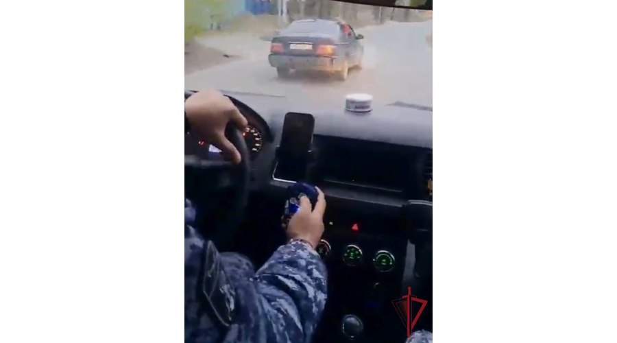 Росгвардия задержала мужчину после погони за Mercedes в пригороде Владивостока Вечером 4 мая, на улице Карла Маркса, водитель Mercedes столкнулся с такси и попытался скрыться. Сотрудники Росгвардии начали преследование: нарушитель проигнорировал требования об остановке, превышал скорость и создавал опасные ситуации на дороге. Погоня завершилась на улице Радиостанция, где 33-летний мужчина был задержан при попытке скрыться среди частных домов. Его передали полиции для дальнейшего разбирательства. Источник: сайт Росгвардии Приморья
