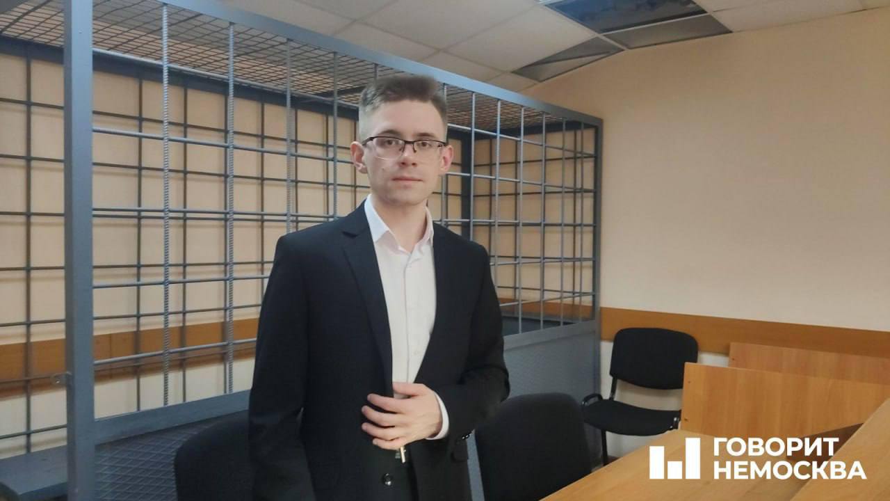 Осужденный за контрабанду лекарства хабаровчанин выйдет на свободу приговор отменили в апелляции В Хабаровском краевом суде отменили приговор с 5 лет колонии строгого режима для студента Андрея Морозцева Его осудили за контрабанду сильнодействующих веществ за покупку лекарства из Индии по почте в нем оказалось вещество запрещенное к обороту в России Лекарства от гиперсомнии которой страдает Андрей в России нет Новый приговор вынесли сегодня 4 5 года условного срока Сейчас группа поддержки с мамой Андрея ждет когда его выпустят из СИЗО в апелляции он участвовал по видеосвязи В группе поддержки Морозцева поблагодарили всех кто участвовал в кампании по его освобождению писал обращения в вышестоящие инстанции помогал донатами его маме и защите Вы доказали когда люди объединяются они могут всё Система способна слышать Наш коллективный голос был услышан Борьба имеет смысл Никогда не нужно опускать руки Мы спасли человека Сегодня Андрея Завтра сможем спасти других пишут в группе поддержки