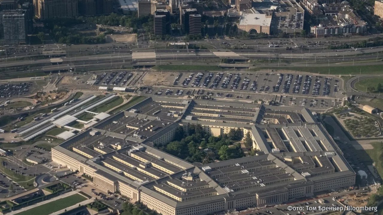 В секретном конкурсе Пентагона по разработке БПЛА с голосовым управлением примут участие компании SpaceX Илона Маска и xAI Общий призовой фонд составит 100 млн Как сообщает Bloomberg со ссылкой на источники цель конкурса создание технологий роевого управления которые позволят отдавать голосовые команды сразу группе дронов Эти указания будут переводиться в цифровые инструкции а беспилотники смогут действовать автономно Представитель Пентагона отметил что такие БПЛА планируется использовать в наступательных целях Он также подчеркнул что взаимодействие человека и машины напрямую влияет на летальность и эффективность подобных систем Авторы материала обратили внимание что Маск ранее выступал против создания новых орудий убийства людей Больше новостей IZ RU в MAX