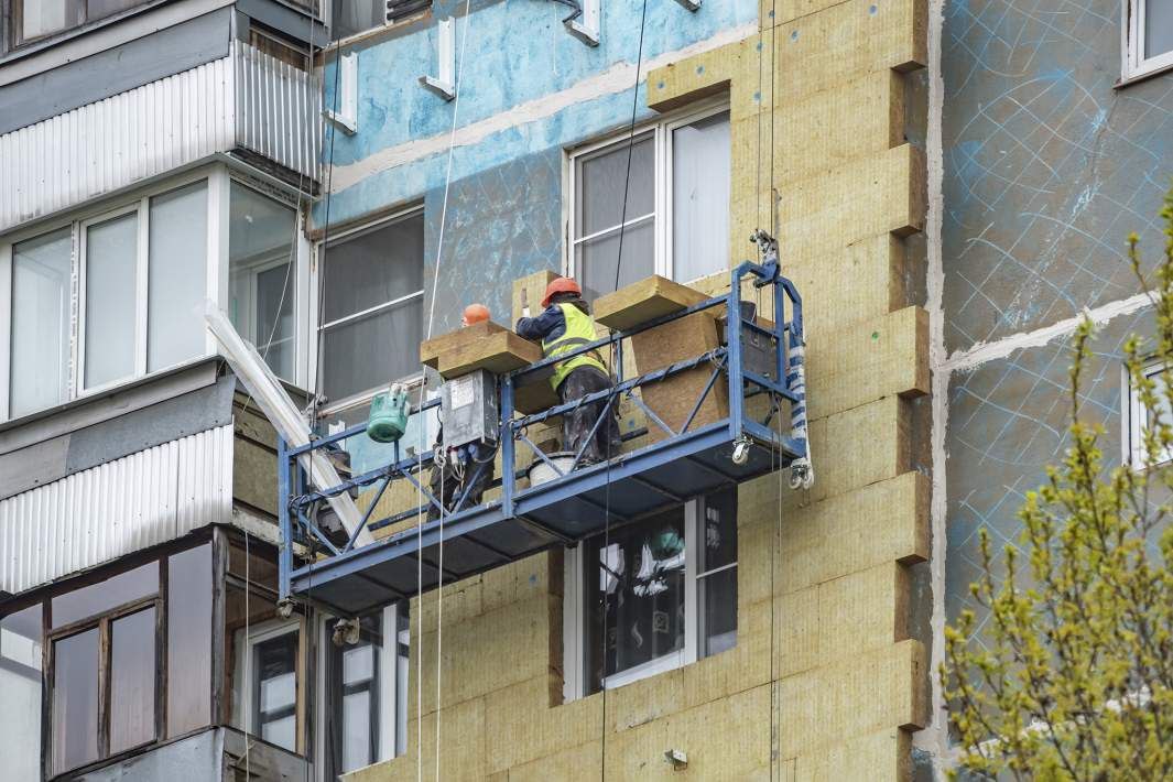 Жильцам МКД собираются дать право контроля за капремонтом Разработан законопроект который позволит владельцам квартир контролировать проведение капитального ремонта в многоквартирных домах МКД В чем суть В законодательстве будет закреплен новый механизм общественного контроля создание комиссии собственников 1 Комиссия будет проверять соответствие работ проектной и сметной документации контролировать качество применяемых материалов и соблюдение сроков участвовать в промежуточной и окончательной приемке работ подписывать акты приемки без которых подрядчик не сможет получить оплату 2 Подрядные организации будут обязаны обеспечивать комиссии доступ к месту проведения работ 3 Органы местного самоуправления будут обязаны информировать собственников о принятом решении о капремонте и о необходимости создать такую комиссию не позднее месяца со дня утверждения решения Законы стройки в MAX