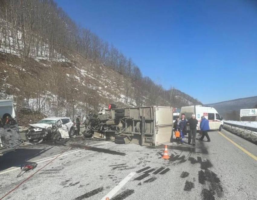 На трассе М-4 «Дон» в районе Горячего Ключа в ДТП с грузовиком пострадали 4 человека  Водитель фургона выехал на встречку, где столкнулся с Toyota.  Травмы получили оба водителя и пассажиры иномарки.    ‍Работа  Авто    Глэмпинг