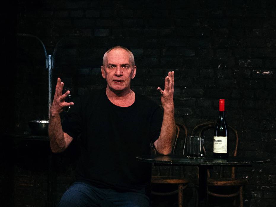 У худрука театра Особняк Дмитрия Поднозова обнаружили рак Его жена открыла сбор средств Дмитрий находится в тяжелом состоянии у него диагностировали рак легких с метастазами в мозг Сообщение об этом появилось в соцсетях и на сайте театра Сбор Алиса Олейник жена Поднозова собирает деньги на счета в Сбербанке и Т Банке Средства нужны на оплату консультаций анализов процедур и базовые расходы Дмитрий не сможет работать как минимум в ближайшие полгода пишут в театре В перспективе его ждет сложная реабилитация Дмитрий Поднозов один из основателей театра Особняк До последнего времени он играл в нескольких спектаклях репертуара Вчерашний чай Машина едет к морю моноспектакле LЁD и спектакле променаде Персона Левинсона Кроме того Дмитрий Поднозов много снимался в кино и сериалах Дальнейшая судьба театра пока не ясна Фото театр Особняк Подписывайтесь на Бумагу и предлагайте новости