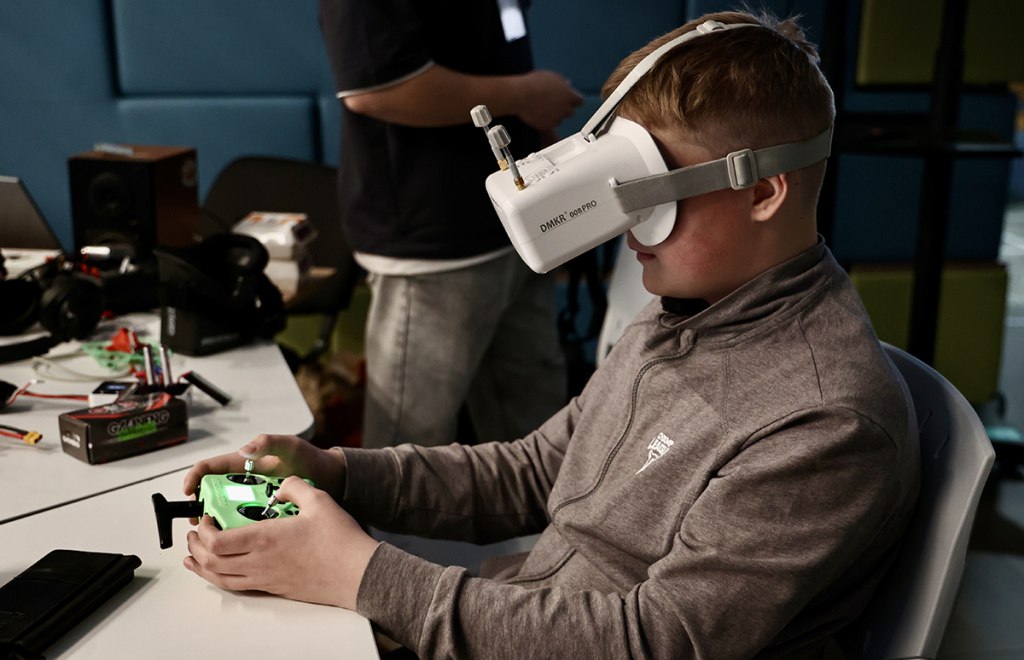 В Челябинске школьники провели гонки дронов и узнали о пользе нейрогимнастики   gubernia74 ru articles society 1136860 Областной интенсив соревнование для юных операторов дронов БПЛА взлет прошел в челябинском лицее 67 Свои навыки управления беспилотниками продемонстрировали школьники из восьми школ Челябинска и Миасса Ребята управляли дронами как напрямую так и через специальные очки транслирующие изображение с камеры аппарата Также участники мероприятия посетили мастер классы где узнали об аспектах физики дизайна и психологии связанных с беспилотниками   t me chgub