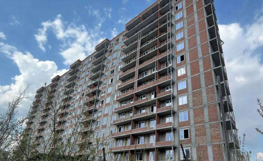 Недостроенную высотку «Госстроя» в Уфе выставили на торги за ₽498 млн Фонд развития территорий ФРТ выставил на торги участок площадью 5,1 тыс. кв. м в квартале, ограниченном улицами Сун-Ят-Сена, Айской, Большой Московской и продолжением улицы Бехтерева в Уфе. На участке расположена недостроенная высотка, которую возводила компания «Госстроя» «Городские проекты», долгострой не состоит на кадастровом учете. Начальная стоимость лота установлена на уровне 498,5 млн руб. Аукцион пройдет 26 июня на площадке «Росэлторг». Степень строительной готовности высотки оценена в 43,93%. 15-этажный дом, литер 3 в ЖК «Московский» был рассчитан на 313 квартир, общая площадь объекта по проекту — 24,8 тыс. кв. м., жилая площадь — 15,6 тыс. кв. м, под коммерческие помещения было предусмотрено 426 кв. м. РБК-УФА