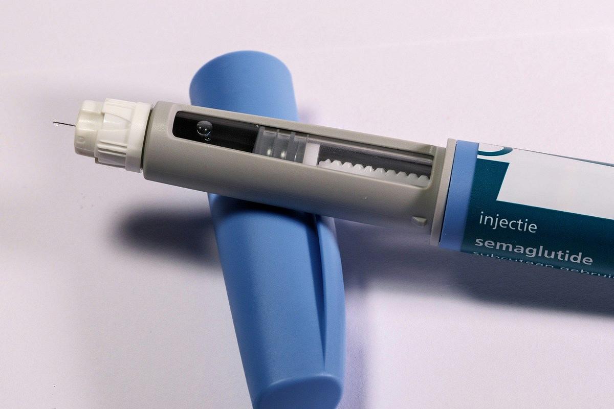 Продажи российских аналогов Оземпика за год выросли втрое В 2025 году продажи отечественных препаратов на основе семаглутида увеличились с 1 7 до 6 1 млн упаковок а выручка с 9 2 до 35 2 млрд рублей сообщает РБК Рост объясняют увеличением производства и более низкой ценой российские аналоги в среднем на 20 дешевле оригинального препарата