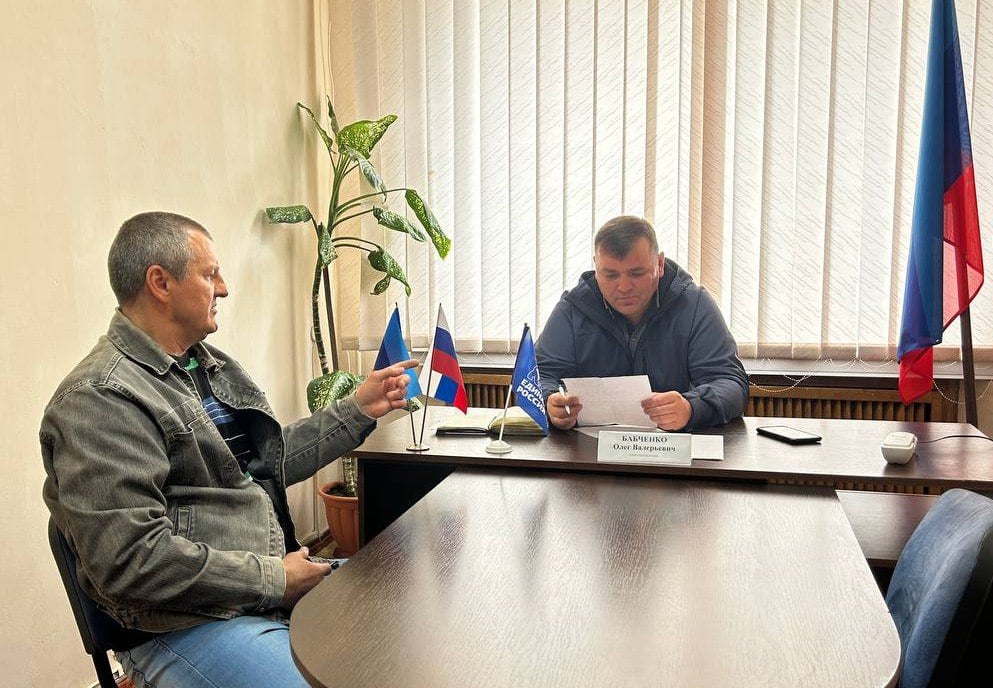 Заместитель Главы Администрации городского округа муниципальное образование городской округ город Красный Луч Олег Бабченко провел личный прием граждан 19 мая заместитель Главы Администрации городского округа муниципальное образование городской округ город Красный Луч Олег Бабченко провел личный прием граждан. На прием обратились жители города Красный Луч с различными вопросами, а именно: - спил и омоложение аварийных деревьев; - проведение ремонтных работ вентиляционного выхода. На данный момент вопросы находятся на контроле у заместителя Главы Администрации. Все обращения граждан находятся на личном контроле Главы города. С графиком приема можно ознакомиться на сайте в разделе «Личный прием граждан».