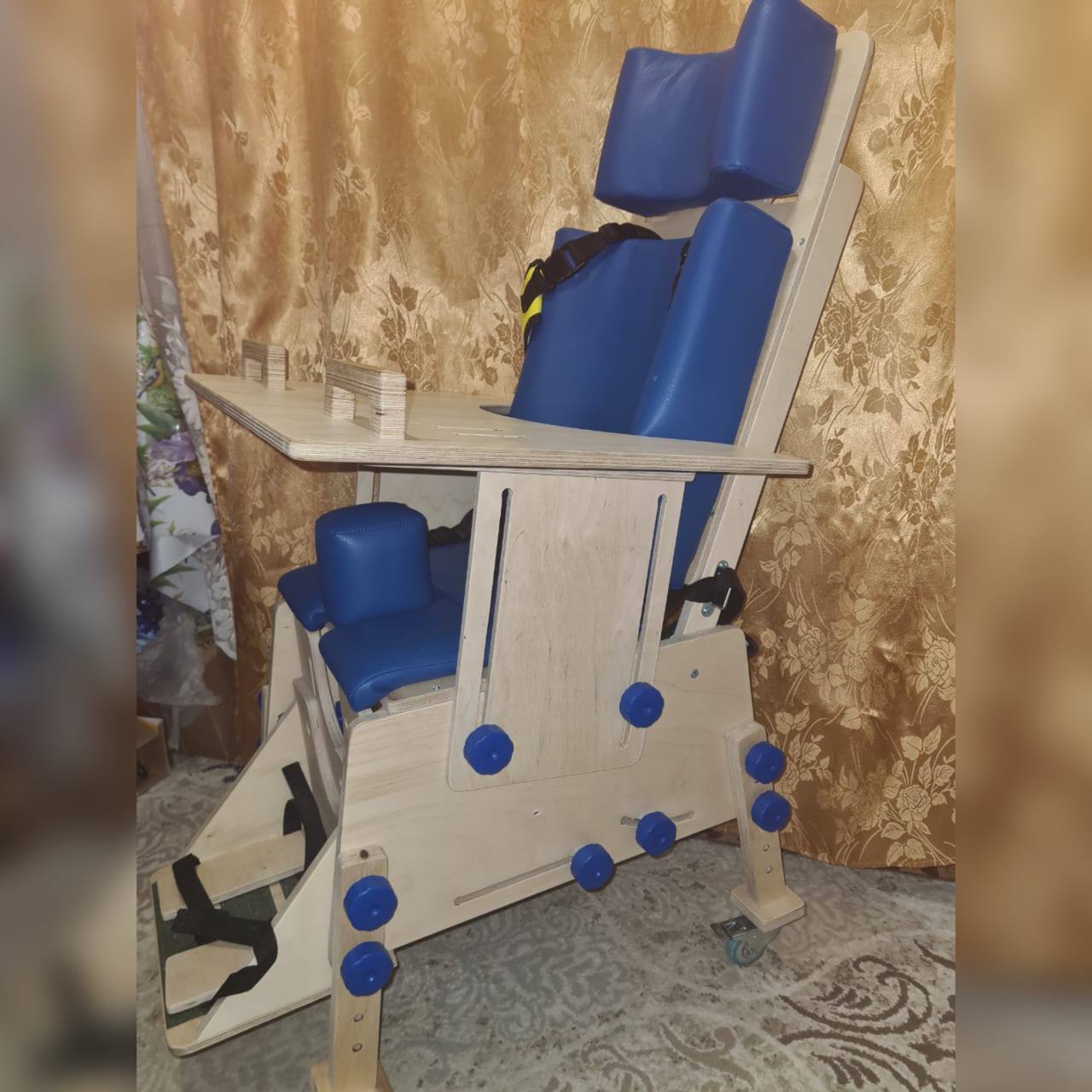 Три месяца ожидания прокуратура помогла маленькому жителю Енисейска получить необходимые средства индивидуальной реабилитации Летом этого года в прокуратуру обратилась отчаявшаяся мама четырёхлетнего жителя Енисейска Она рассказала о долгих месяцах тревоги которые пережила её семья Её ребёнок инвалид остро нуждался в специальной опоре для сидения без этого простого но жизненно важного устройства невозможны были ни ежедневный комфорт мальчика ни его полноценная реабилитация Несмотря на своевременное обращение в ОСФР по краю семья столкнулась со стеной безразличия ни информации о сроках ни конкретных решений Время шло а состояние ребёнка требовало незамедлительных действий Проверка подтвердила грубое нарушение прав ребёнка обеспеченного правом на своевременное получение технических средств реабилитации Прокурор внес в ведомство представление потребовав устранить нарушение Реакция последовала фонд заключил государственный контракт на поставку опор для сидения детей инвалидов Мальчик наконец получил необходимое изделие и его путь к восстановлению стал возможным Сайт Тelegram ВК