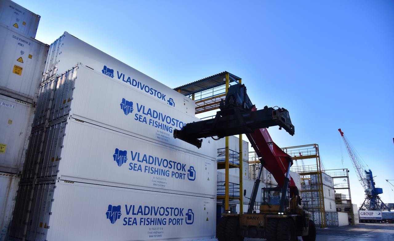 Экс губернатор Приморского края продал долю во Владморрыбпорте Акционеры одобрили сделку по покупке продаже 50 компании Геотэкс которая владеет 51 9 акций ВМРП Свою долю в Геотэксе Сергей Дарькин продал за 220 млн долларов сообщается в протоколе собрания Остальные 50 Геотэкса принадлежат ООО Фрегат согласно данным СПАРК ОАО Владморрыбпорт выкупит напрямую часть доли Сергея Дарькина в Геотэксе в размере 26 86 за 127 млн долларов Остальные 23 14 купит ООО Тигр Инфраструктура за 93 млн долларов В составе крупных акционеров ОАО Владморрыбпорт остается его гендиректор Александр Евдокимов с 47 69 Владивостокский морской рыбный порт один из крупнейших в РФ по перевалке хранению и мультимодальной перевозке рыбных грузов напрямую из зон вылова до конечного получателя сообщается на сайте порта agroexpert Наши каналы