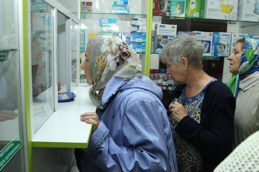 Калужские онкобольные и диабетики жалуются на отсутствие льготных препаратов в аптеках Люди массово пишут о проблеме губернатору Калужской области Владиславу Шапше Люди приходят в аптеки а получить препараты на которых они живут не могут В областном минздраве отвечают что медикаменты находятся в закупке Ожидаем поступления на склад во второй половине октября А что делать людям Многие из них не могут позволить купить лекарства лично они слишком дорогие И у жителей возникает совершенно резонные вопрос почему минздрав не позаботился обеспечить закупки препаратов ранее Плюс у льготников еще свежи воспоминания когда в прошлом году много месяцев подряд они были вынуждены покупать медикаменты за свой счет И тогда чиновники отделывались дежурными отписками мол ситуацию держим наконтроле Присоединяйтесь к Народу Обнинска