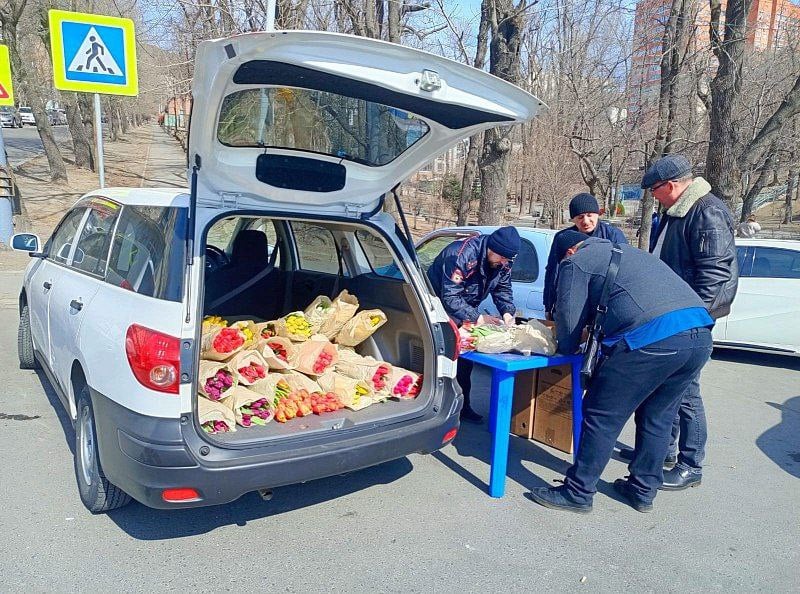 Во Владивостоке началась предпраздничная торговля цветами. Наряду с легальными точками к продаже приступили и незаконные торговцы. Сотрудники администрации города совместно с полицией проводят мониторинг ситуации во всех районах.    Граждане, торгующие цветами нелегально, привлекаются к ответственности. Протоколы уже получили торговцы в районе кольца 3-ей Рабочей, улицах Светланской, Луговой, Магнитогорской и по другим адресам.   Напомним, что в местах, ставших излюбленными точками для незаконной торговли, установлены временные знаки запрета остановки и стоянки транспорта. Это связано с тем, что предприимчивые граждане организовывают нелегальную продажу на пешеходных зонах, газонах и вдоль дорог общего пользования, создавая тем самым пробки и неудобства для пешеходов и автомобилистов. В таких случаях торговцев привлекают к ответственности ещё и сотрудники ГИБДД за нарушение правил дорожного движения.