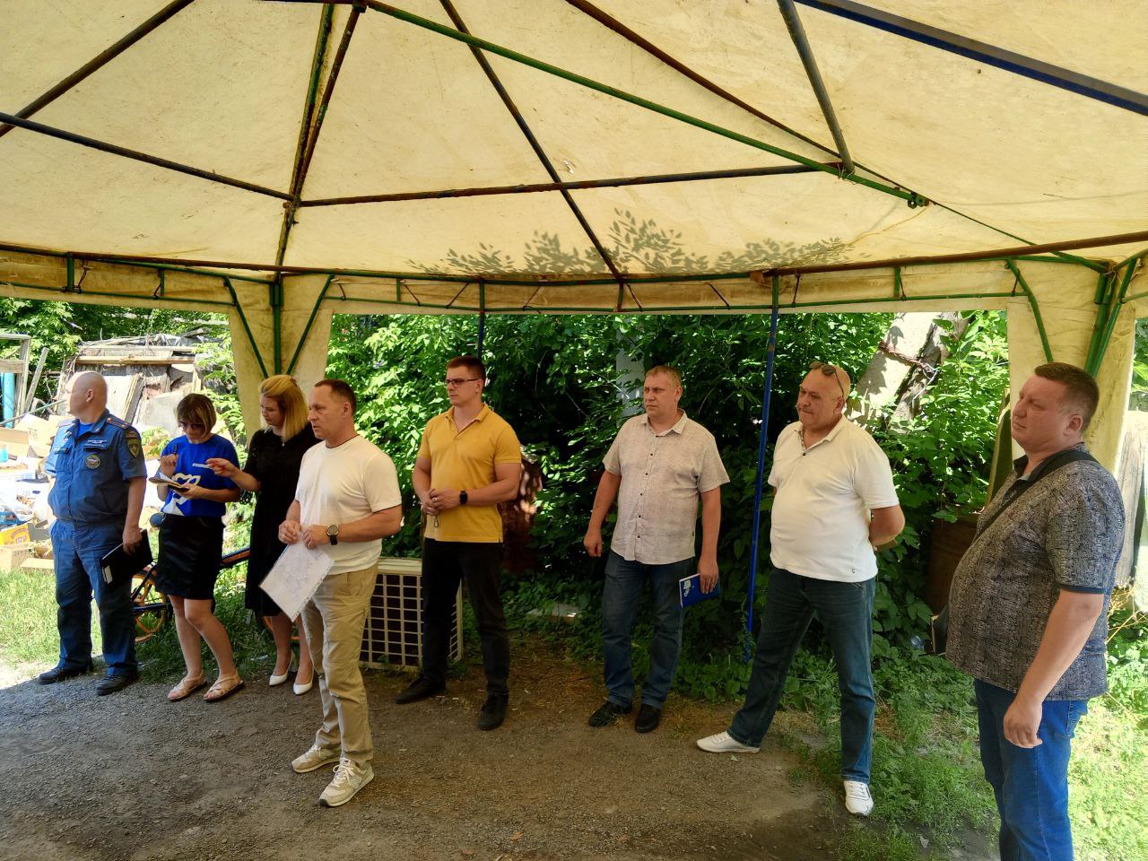 Во исполнение поручения Главы Донецкой Народной Республики Дениса Владимировича Пушилина о постоянном диалоге с населением, администрация Ясиноватского муниципального округа провела встречу с жителями поселка Пионерлагерь. Состоялся открытый разговор, в ходе которого были обсуждены насущные вопросы и намечен план действий. На встрече поднималась тема увеличения тарифов на жилищно-коммунальные услуги. Жители были проинформированы о действующих механизмах и порядке расчетов. Также обсуждались конкретные вопросы благоустройства. На улице Курортной жители выразили готовность своими силами отремонтировать колодец. Администрация готова обеспечить их необходимыми строительными материалами после предоставления точного списка потребностей. Обсуждались и другие вопросы по благоустройству. На улице Ватутина, дом 3, требуется вывезти старый шифер. Жителям рекомендовали обратиться в 101 кабинет для оформления соответствующего заявления. По этой же улице есть предложение установить детскую площадку. Администрация может выделить материалы при условии, что жители организуют процесс монтажа. Отдельно поднималась проблема бездомных собак в районе железнодорожного вокзала. Эта территория будет включена в перечень мест, где необходимо провести отлов. Жители поселка остро нуждаются в открытии почтового отделения на улице Пушкина. Для этого требуется замена окон и решение кадрового вопроса. Администрация готова проработать это направление. Важной темой стал график работы маршрута № 25, особенно большой обеденный перерыв. Данный вопрос будет пересмотрен для удобства жителей. На улице Лесная Поляна, дом 5, поступило обращение о вырубке деревьев на территории, прилегающей к лагерю. Этот вопрос взят на рассмотрение. По просьбе жителей улицы Курортная о замене уличного освещения, работы могут быть проведены в местах, где есть необходимые опорные точки. Также прозвучала просьба об асфальтировании улицы Вокзальная. Администрация рассмотрит возможность включения этого участка в план дорожных работ на 2027 год. Благодарим жителей поселка Пионерлагерь за активность и конструктивный диалог. Администрация округа продолжает работу по решению озвученных вопросов и готова к дальнейшему взаимодействию. #ЕдинаяРоссия #ЕРЯсиноватая #сход