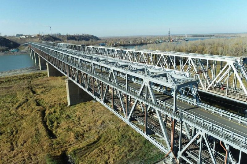 Барнаул from Министерство транспорта Алтайского края В ночь на 5 февраля в Барнауле временно закроют движение по Старому мосту ФКУ Упрдор Алтай сообщает что с 01 00 до 04 00 местное время 05 02 2026 движение по автомобильной части совмещенного Старого моста через Обь в Барнауле будет временно закрыто в связи с работами по нормативному содержанию дорог Перерыв в движении продлится 3 часа и будет распространяться на все виды транспортных средств За это время дорожники выполнят снегоочистку и транспортировку снежных масс Ограничение необходимо из за габаритов конструкции проезжая часть шириной 6 метров стеснена металлическими фермами с двух сторон что делает невозможным проведение работ в условиях транспортного потока Работы запланированы на ночное время чтобы минимизировать неудобства для автомобилистов Движение будут подробнее на канале Барнаул