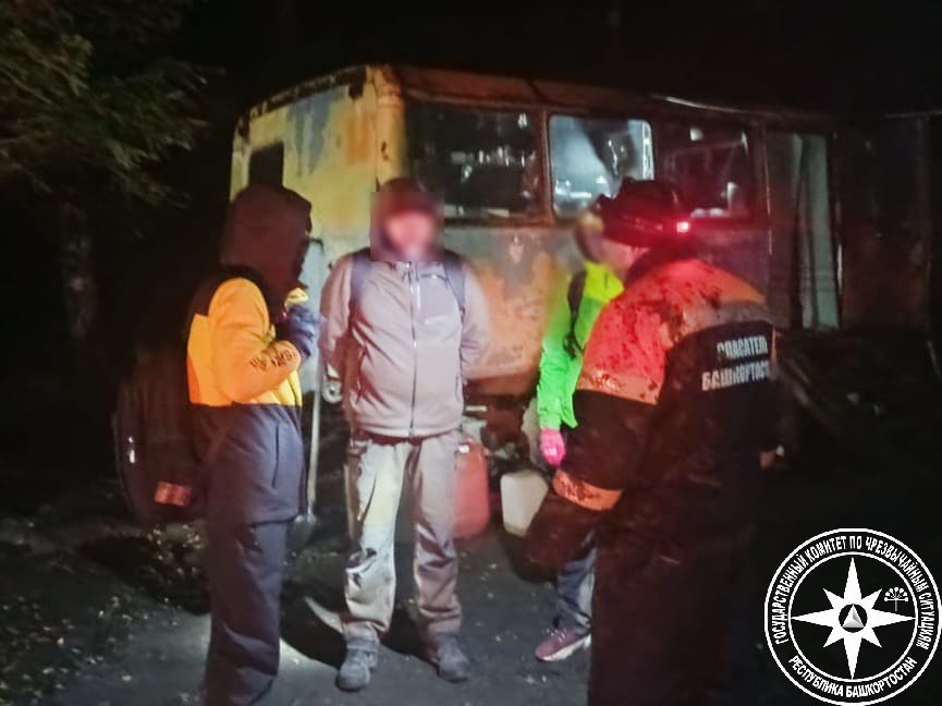 Семью из Оренбурга искали в горах в Башкирии 10 человек прибыли в Белорецкий район Туристы решили не регистрироваться для восхождения на горный хребет Инзерские Зубчатки Однако в итоге на турбазу не вернулись двое взрослых и 15 летний подросток из Оренбурга По словам владельца турбазы их должен был встретить сторож Когда основная группа вернулась то все разъехались по домам Из за отсутствия сотовой связи удалось выяснить где трое туристов Спасатели на квадроцикле доехали от села Тирлянский до турбазы Пропавшую семью нашли в домике сторожа Оказалось что оренбуржцы не смогли самостоятельно вернуться Спасатели довезли всех до Тирлянского Медпомощь туристам не понадобилась Фото Госкомитет РБ по ЧС