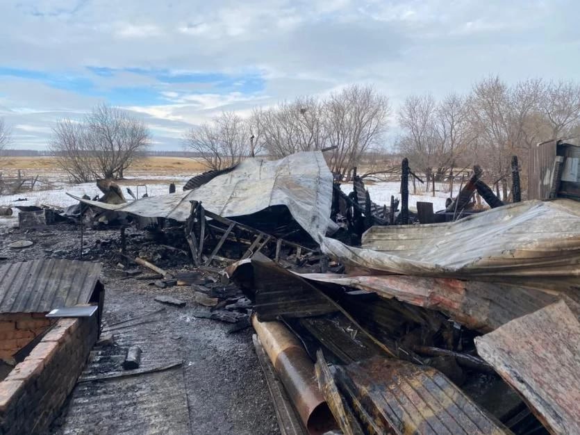 По факту пожара с двумя погибшими в Сурменевском начата доследственная проверка  Напомним, пожар случился ночью 12 декабря. При тушении огня были обнаружены две погибшие женщины – дочь и ее пожилая мама. Трагедия в поселке произошла по причине нарушения правил безопасности при использовании печного оборудования.